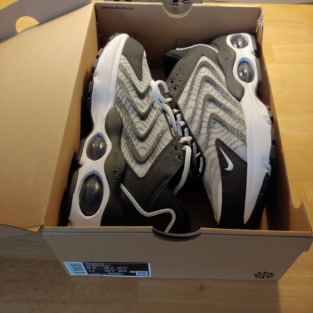 Nike Air Max TW, DQ3984 001,  Mens size 9.5, Women"s size 11, Color Black/White.